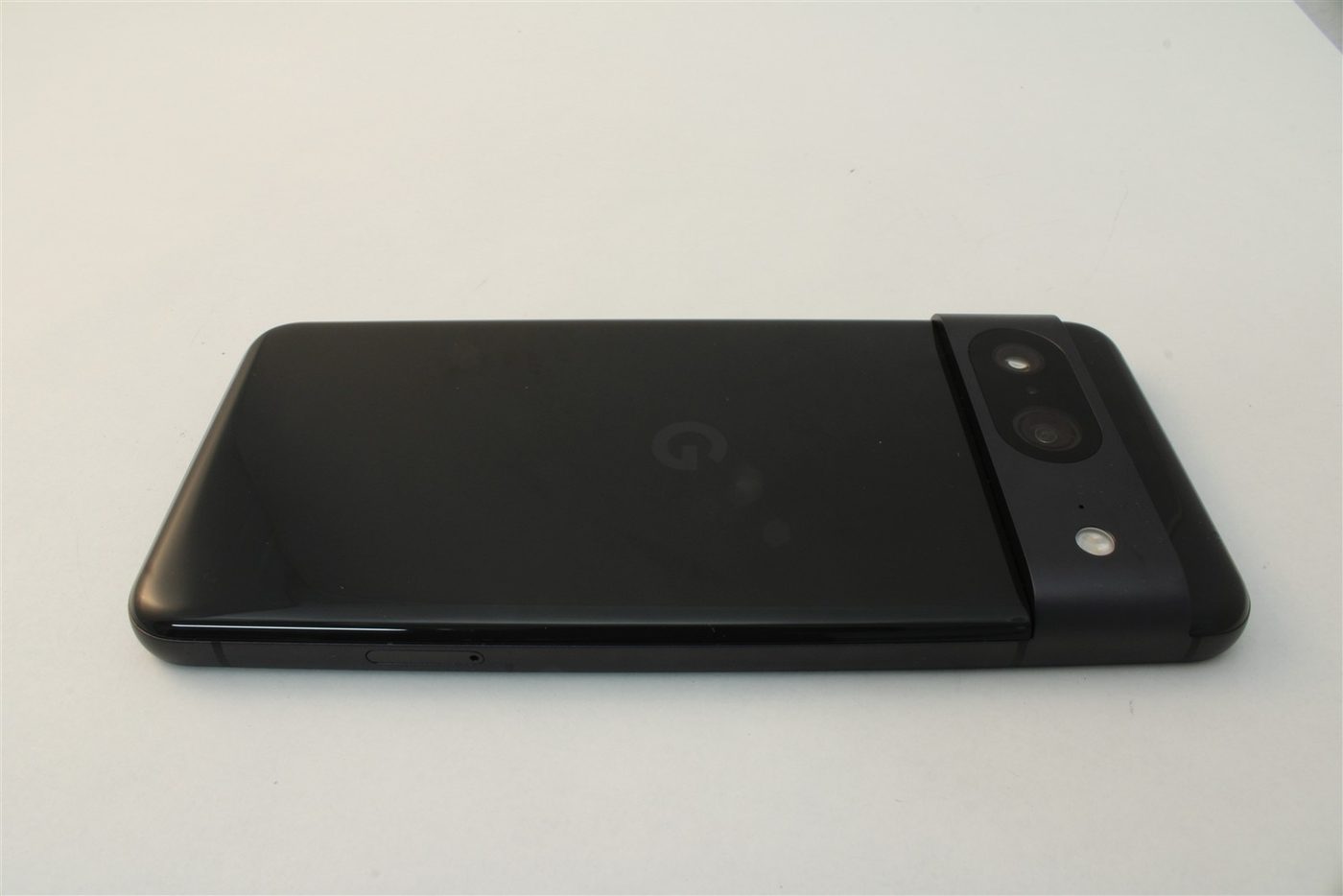 Pixel 8 in Black