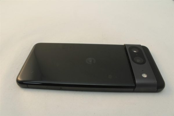 Pixel 8 in Black, cosmetic grade B