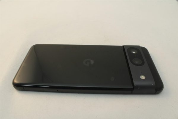 Pixel 8 in Black, cosmetic grade A