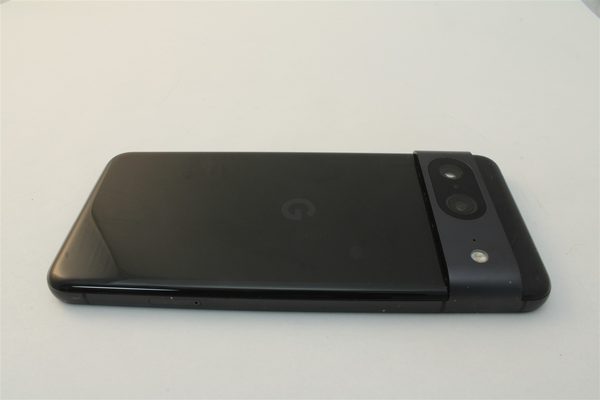 Pixel 8 in Black, cosmetic grade A