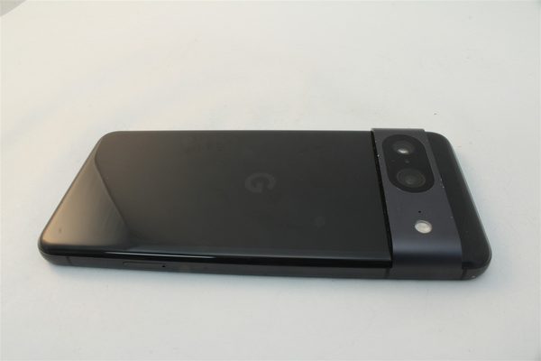 Pixel 8 in Black, cosmetic grade B