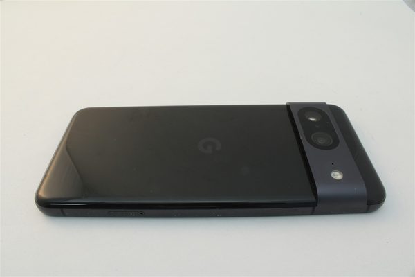 Pixel 8 in Black, cosmetic grade B