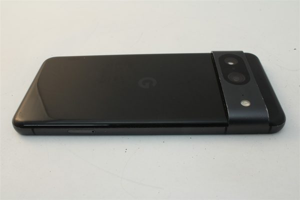 Pixel 8 in Black, cosmetic grade B
